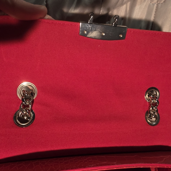 Red Croc-Embossed BAGLEY With Studs And Silver Shoulder Or Cross Body Chain - Picture 4 of 11